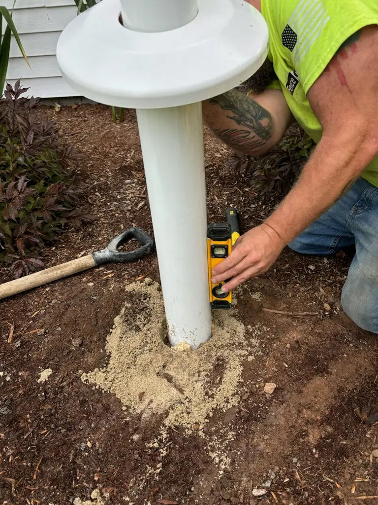 Leveling flagpole during installation